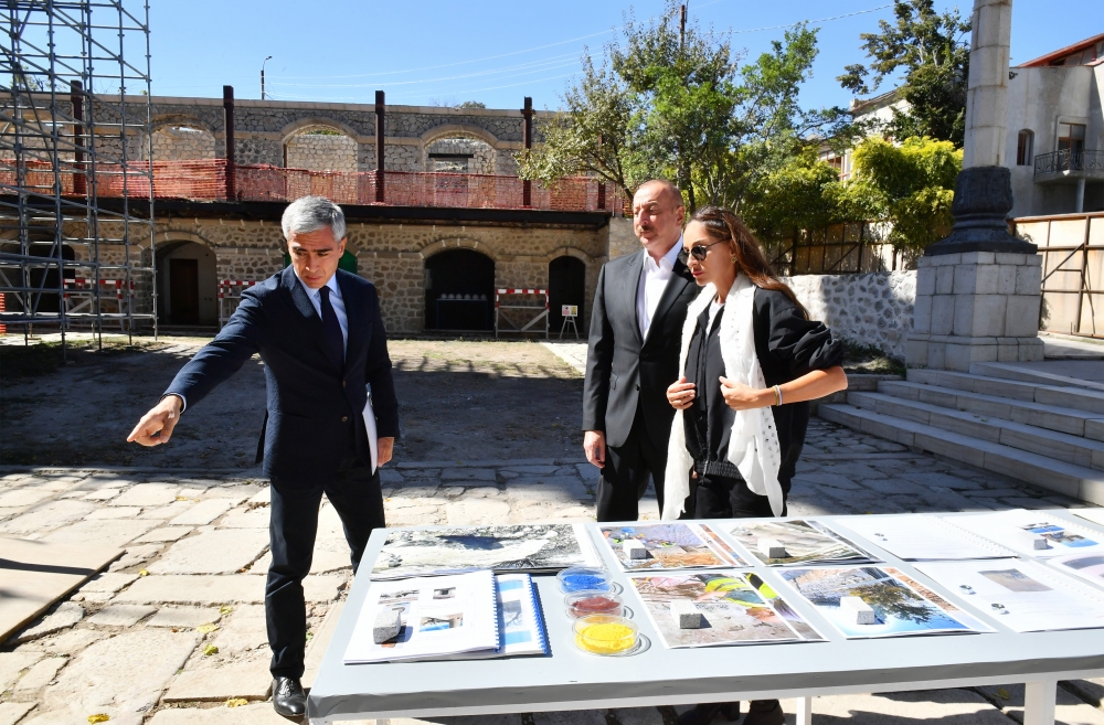Prezident İlham Əliyev və birinci xanım Mehriban Əliyeva Şuşada Yuxarı Gövhər Ağa məscidini ziyarət edib, burada aparılan yenidənqurma və bərpa işləri ilə tanış olublar