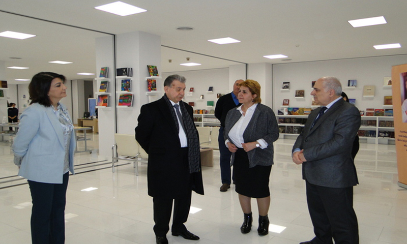 AMEA-nın prezidenti Elm Gününə həsr edilmiş sərgini ziyarət edib