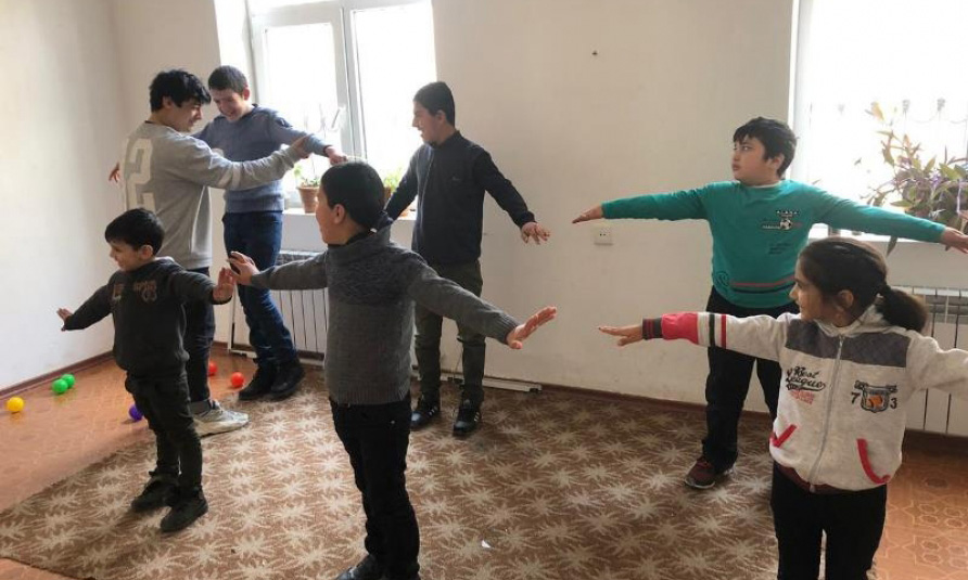 UNEC tələbələri əlilliyi olan uşaqlara təlim keçib