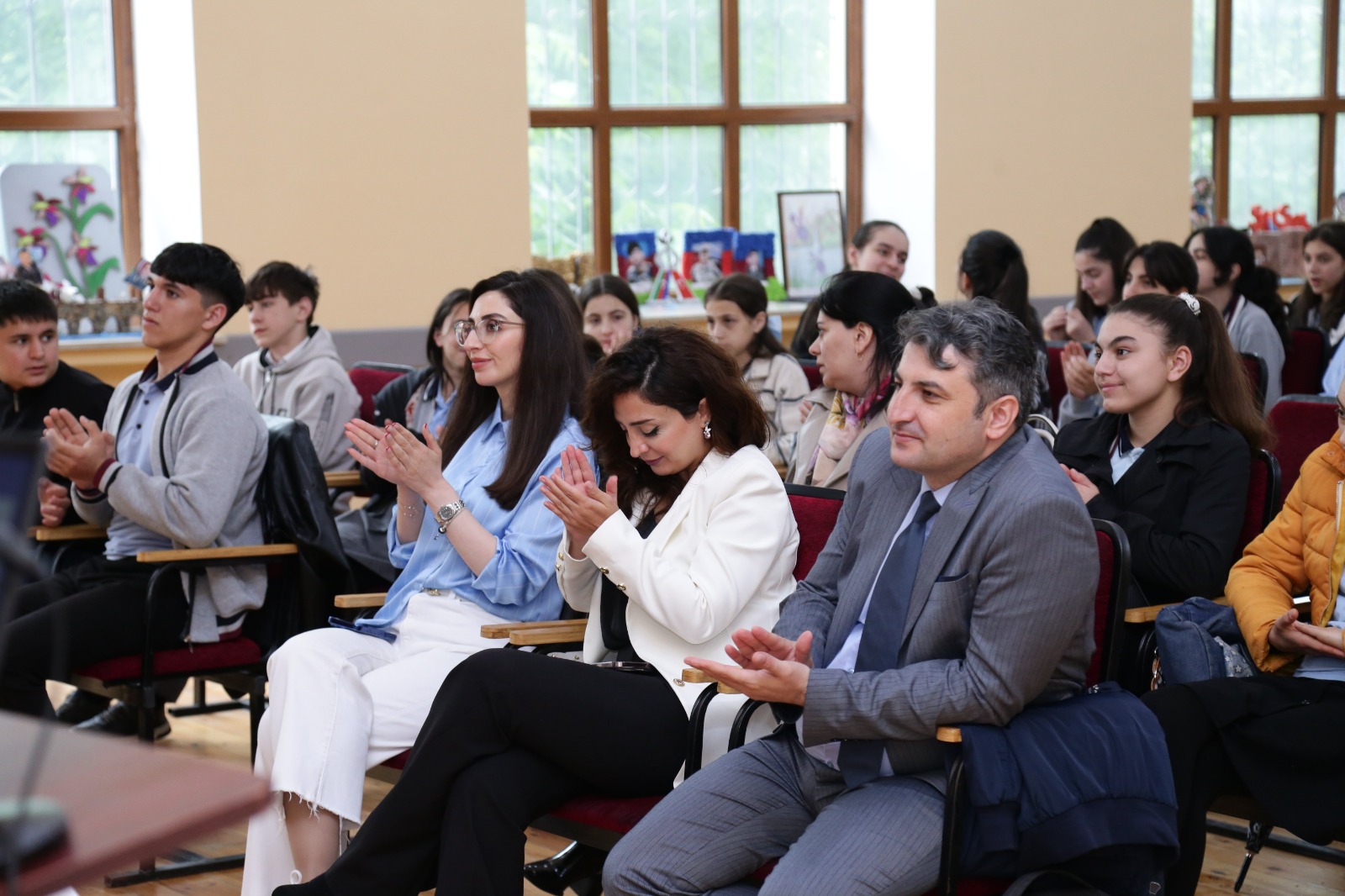 “Parlaq Gələcəyim” layihəsi çərçivəsində Dövlət Proqramı məzunlarının məktəblilərlə görüşü keçirilib