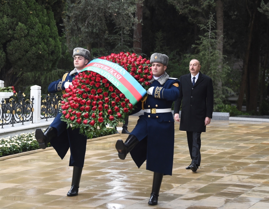 Prezident İlham Əliyev və birinci xanım Mehriban Əliyeva Ümummilli Lider Heydər Əliyevin məzarını ziyarət ediblər