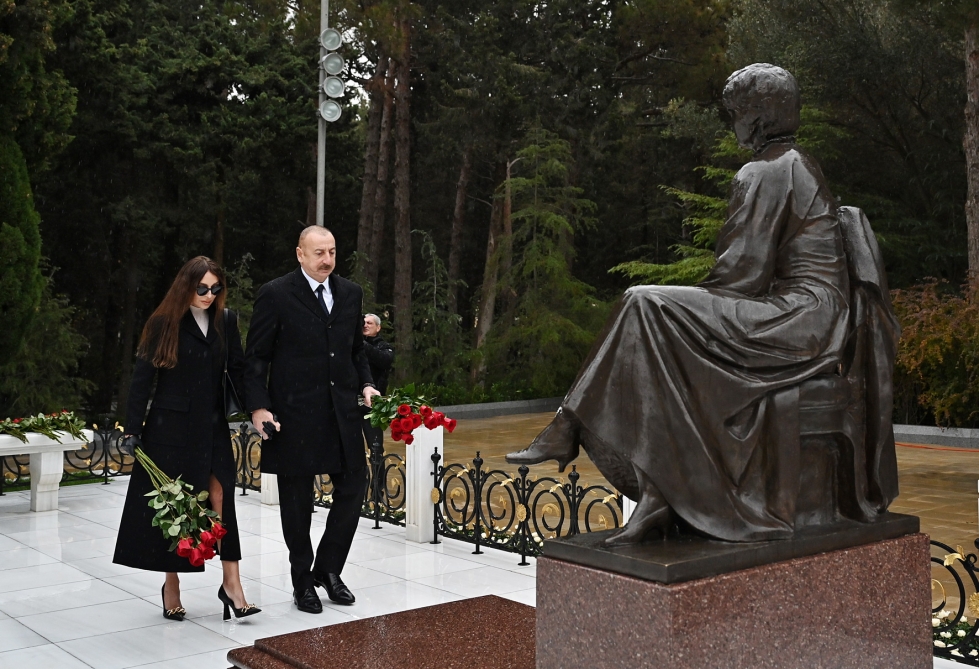 Prezident İlham Əliyev və birinci xanım Mehriban Əliyeva Ümummilli Lider Heydər Əliyevin məzarını ziyarət ediblər
