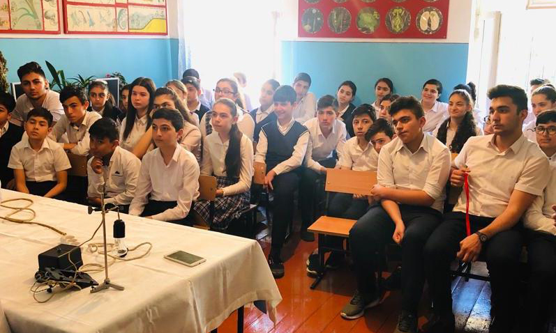 Gənc alimlərlə şagirdlərin görüşü