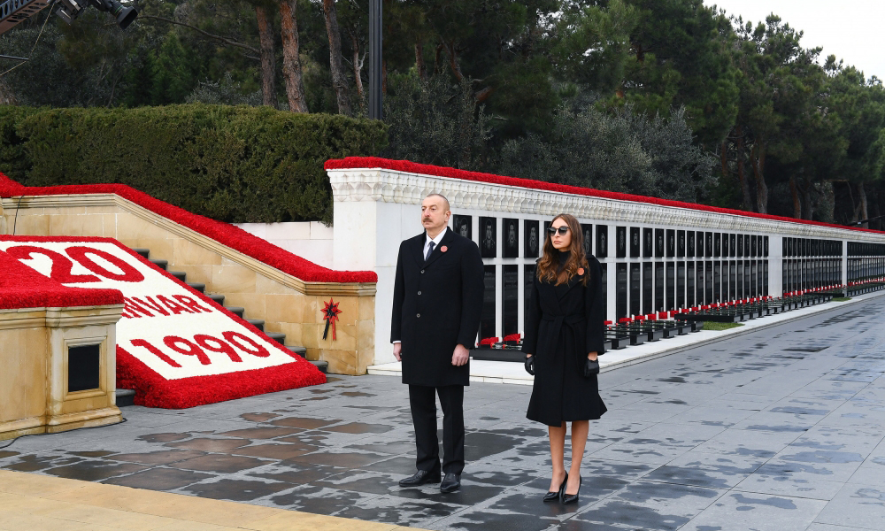 Prezident İlham Əliyev və birinci xanım Mehriban Əliyeva 20 Yanvar faciəsinin 31-ci ildönümü ilə əlaqədar Şəhidlər xiyabanını ziyarət ediblər