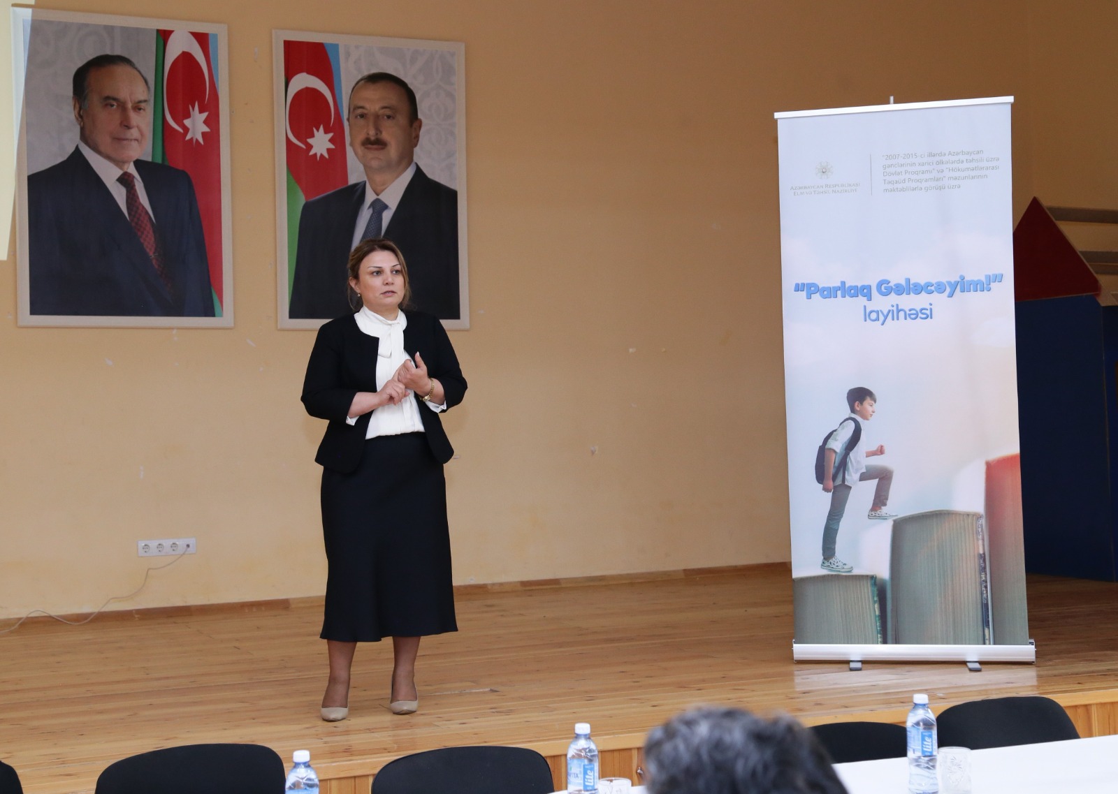 “Parlaq Gələcəyim” layihəsi çərçivəsində Dövlət Proqramı məzunlarının məktəblilərlə görüşü keçirilib