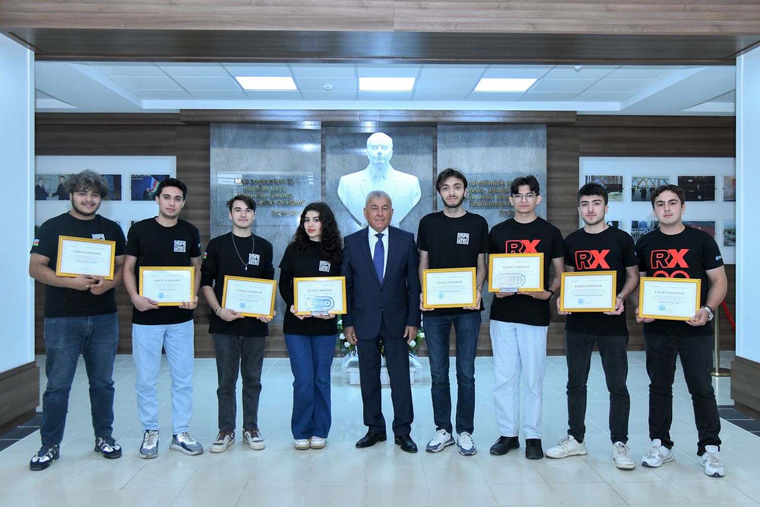 Rektor beynəlxalq yarışda qalib gələn BMU komandaları ilə görüşüb