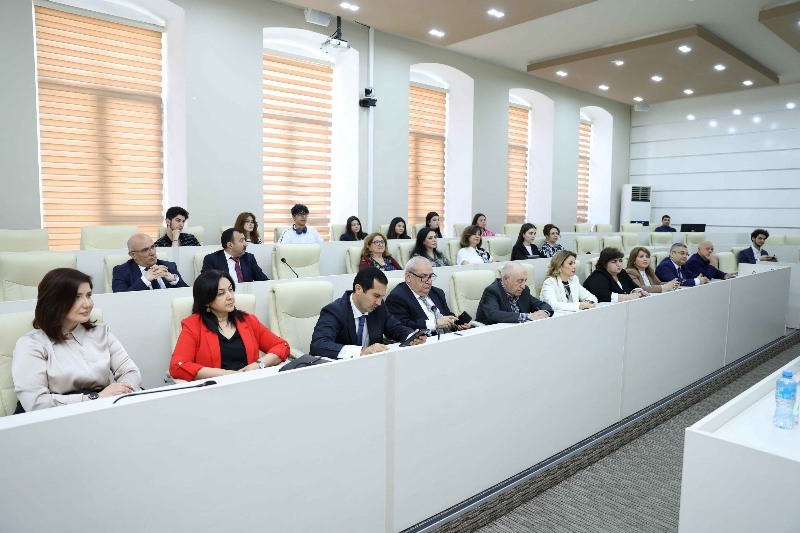 UNEC-də yeni dövrün yeni təhsil ideyaları müzakirə olunub