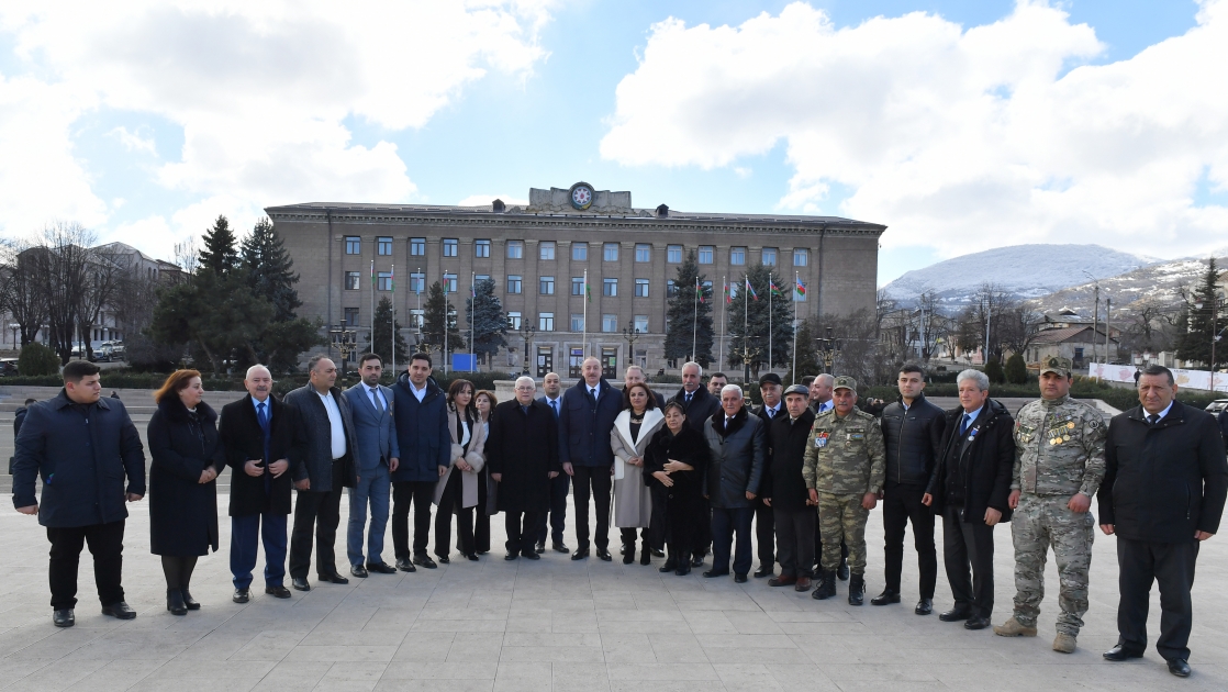 Prezident İlham Əliyev Xocalıda soyqırımı memorialının təməlini qoyub və rayon ictimaiyyətinin nümayəndələri ilə görüşüb