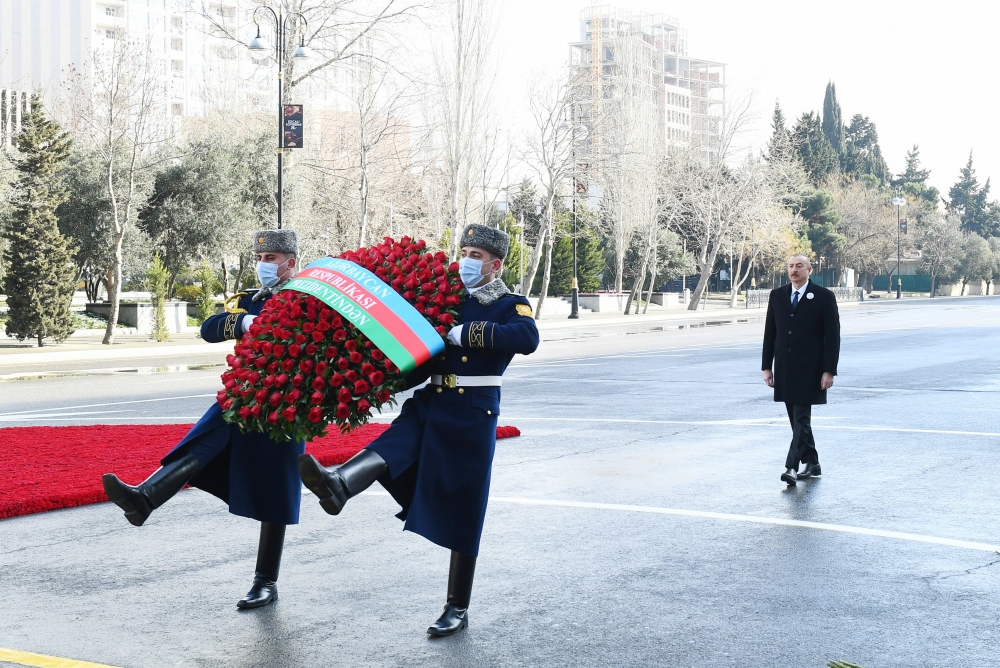 Prezident İlham Əliyev və birinci xanım Mehriban Əliyeva Xocalı soyqırımı abidəsini ziyarət ediblər