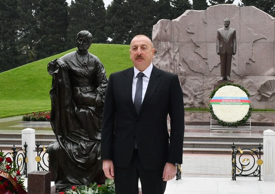 Prezident İlham Əliyev akademik Zərifə xanım Əliyevanın məzarını ziyarət edib