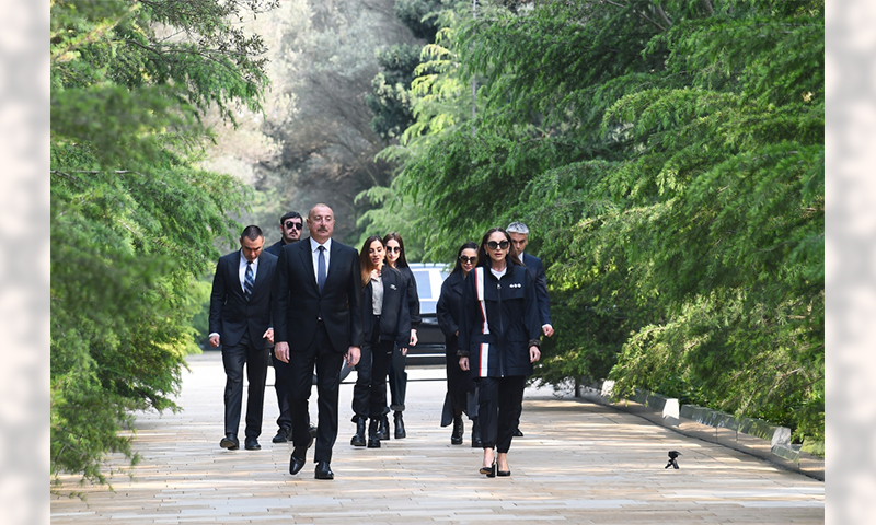 Prezident İlham Əliyev, birinci xanım Mehriban Əliyeva və ailə üzvləri Ulu Öndər Heydər Əliyevin Fəxri xiyabanda məzarını ziyarət ediblər