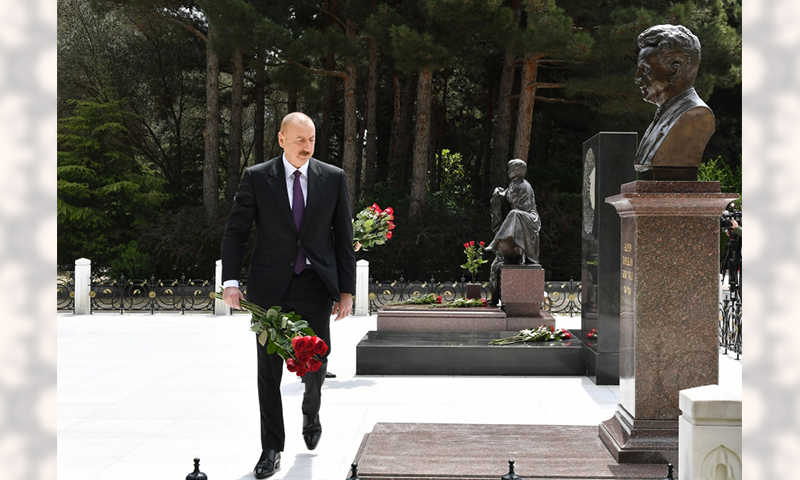 Prezident İlham Əliyev və birinci xanım Mehriban Əliyeva ulu öndər Heydər Əliyevin məzarını ziyarət ediblər