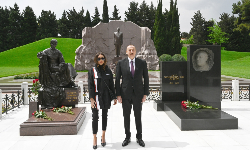 Prezident İlham Əliyev və birinci xanım Mehriban Əliyeva ulu öndər Heydər Əliyevin məzarını ziyarət ediblər