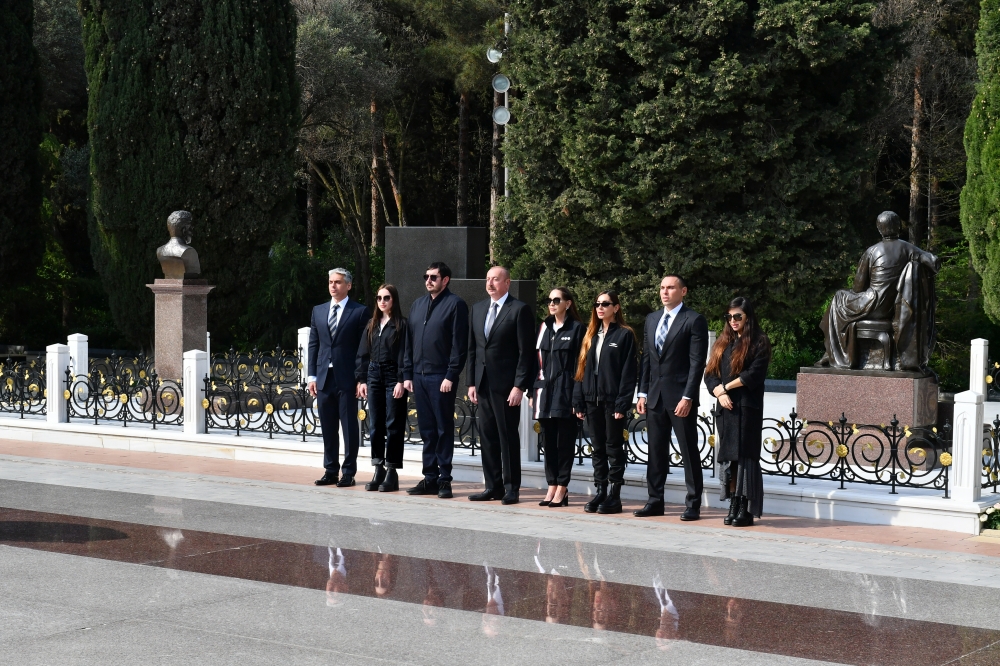 Prezident İlham Əliyev, birinci xanım Mehriban Əliyeva və ailə üzvləri Ulu Öndər Heydər Əliyevin Fəxri xiyabanda məzarını ziyarət ediblər