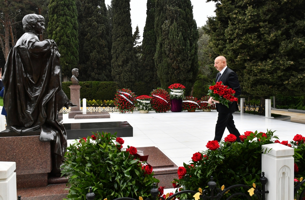 Prezident İlham Əliyev akademik Zərifə xanım Əliyevanın məzarını ziyarət edib