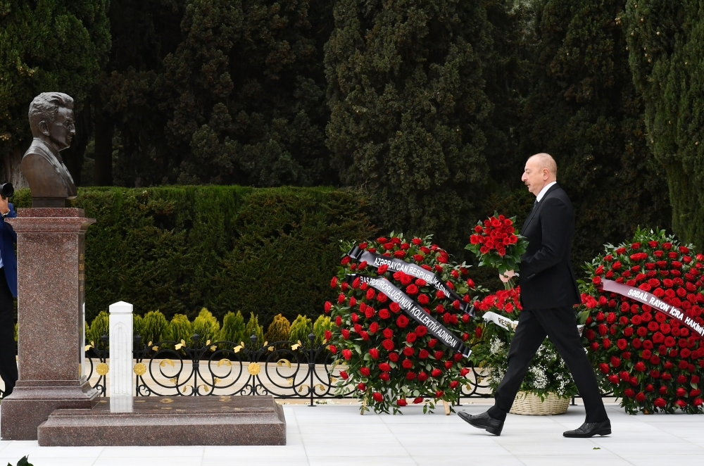 Prezident İlham Əliyev akademik Zərifə xanım Əliyevanın məzarını ziyarət edib