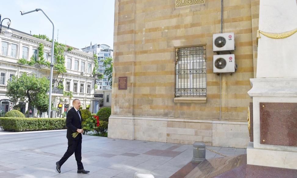 Prezident İlham Əliyev Azərbaycan Xalq Cümhuriyyətinin şərəfinə ucaldılmış abidəni ziyarət edib