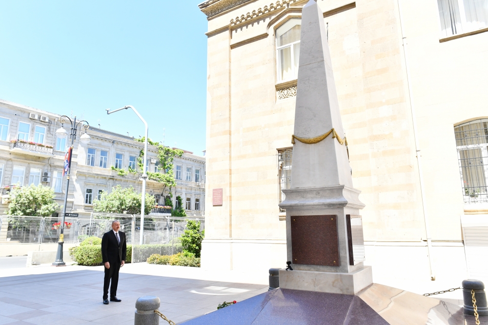 Prezident İlham Əliyev Azərbaycan Xalq Cümhuriyyətinin şərəfinə Bakıda ucaldılmış abidəni ziyarət edib
