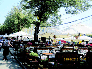Küçələrin səkilərində saysız-hesabsız belə yay restoranları var. 