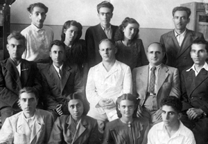 APİ-nin 1947-ci il əlaçı məzunları. Arxa sırada soldan birinci Baxış Cahangirov, 